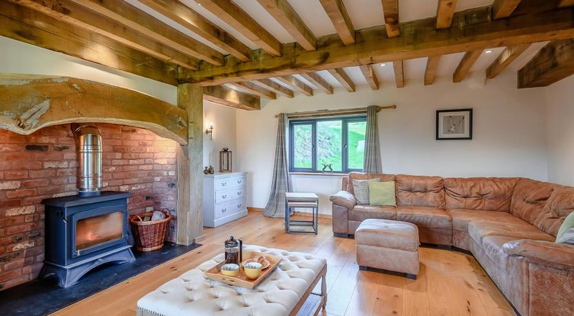 Photo of 5 Bed in Cadeleigh