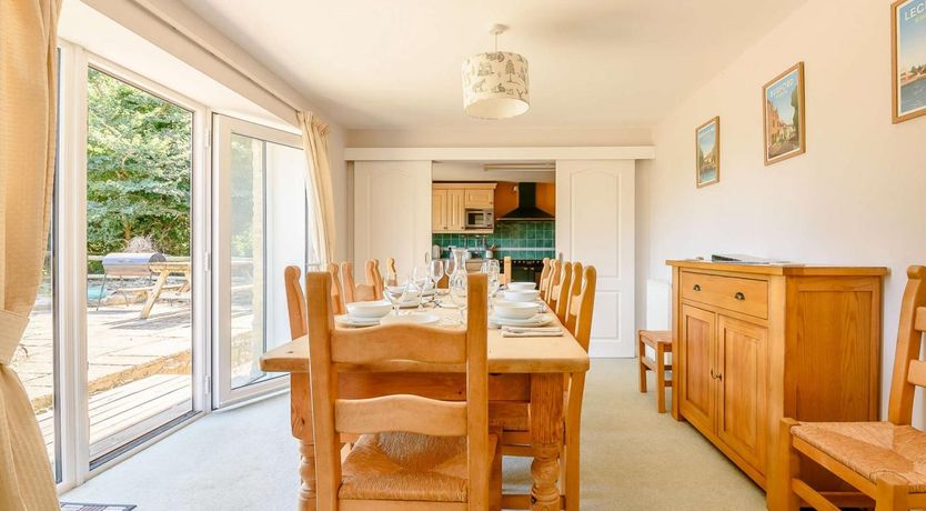 Photo of 5 Bed in Bampton