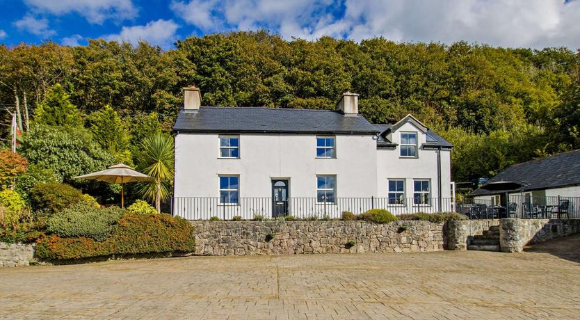 Photo of 5 Bed in Colwyn Bay