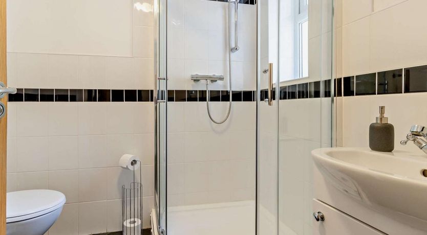 Photo of 5 Bed in Eglwysbach