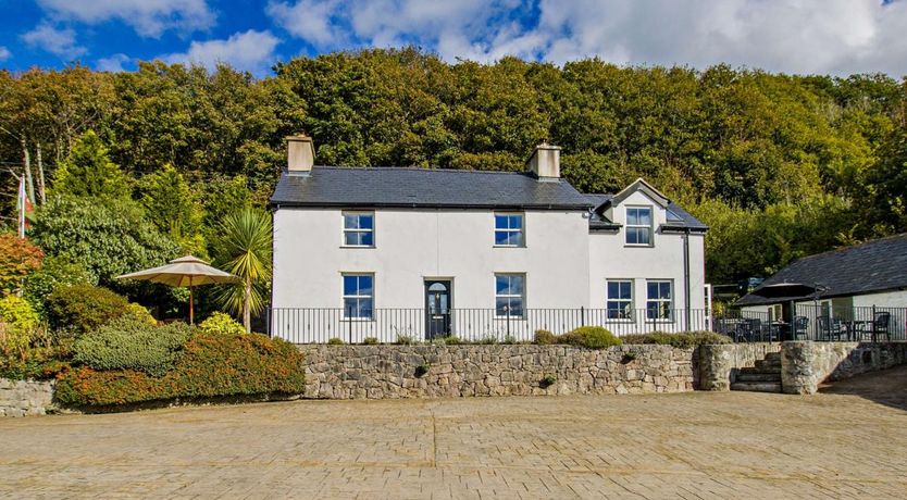 Photo of 5 Bed in Eglwysbach