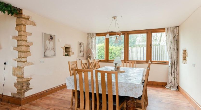 Photo of 6 Bed in Stonesfield