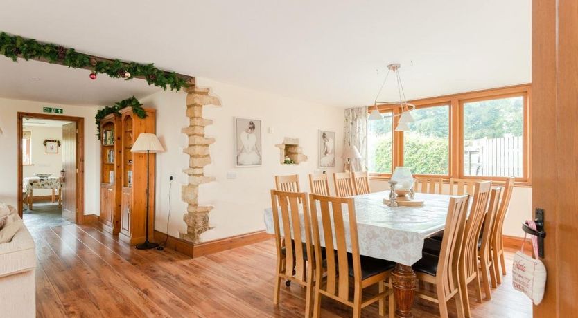Photo of 6 Bed in Stonesfield