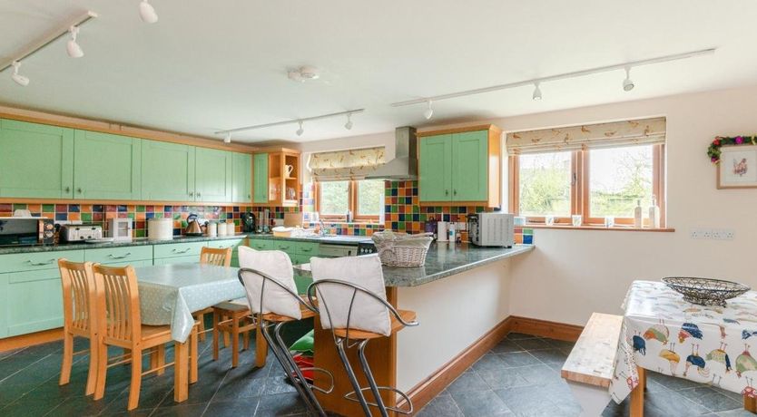 Photo of 6 Bed in Stonesfield