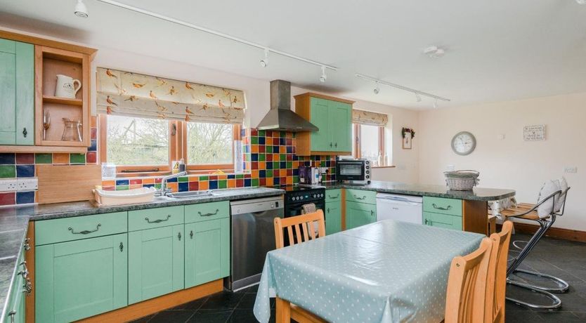 Photo of 6 Bed in Stonesfield