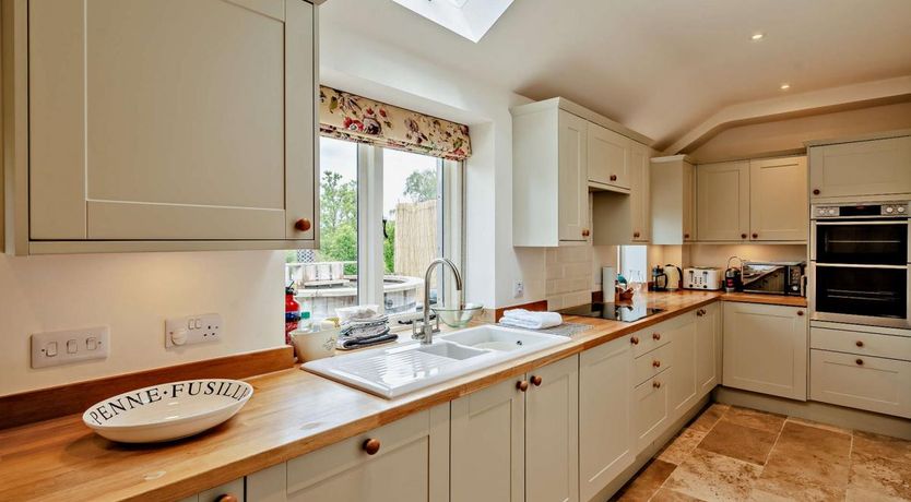 Photo of 3 Bed in Melbury Abbas