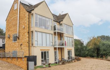 Beautiful Cotswold View Holiday Cottage