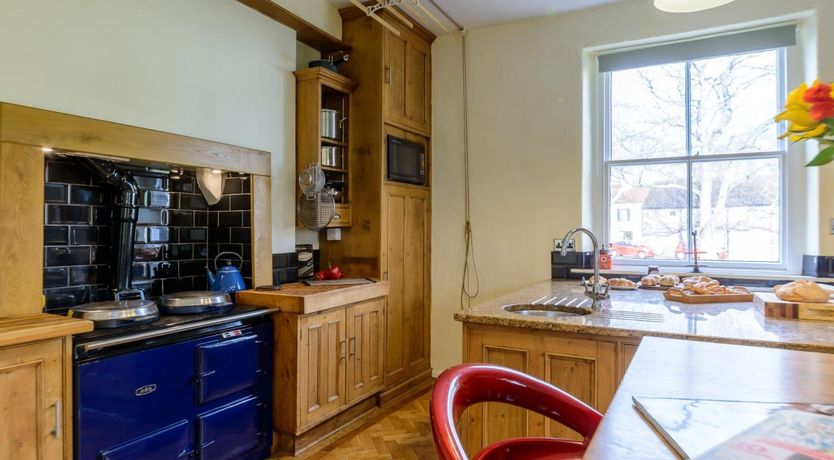Photo of 6 Bed in Richmond