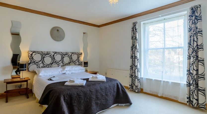 Photo of 6 Bed in Richmond
