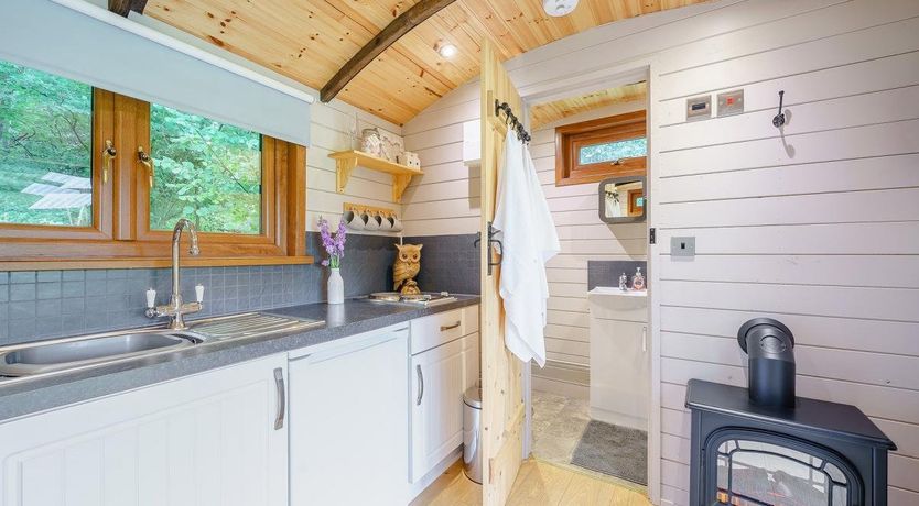 Photo of 1 Bed in Llanddewi Rhydderch