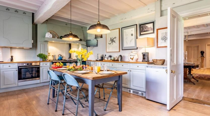 Photo of 5 Bed in Beaulieu