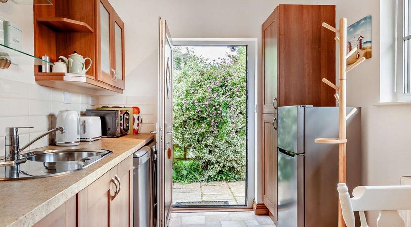 Photo of 1 Bed in Middle Stoughton