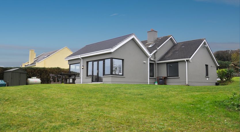 Photo of Tigh Thor - Contemporary home with hot tub!