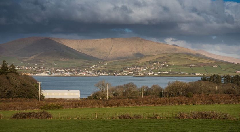 Photo of Tigh Thor - Contemporary home with hot tub!