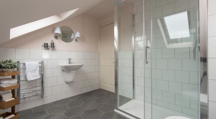 Photo of Tigh Thor - Contemporary home with hot tub!