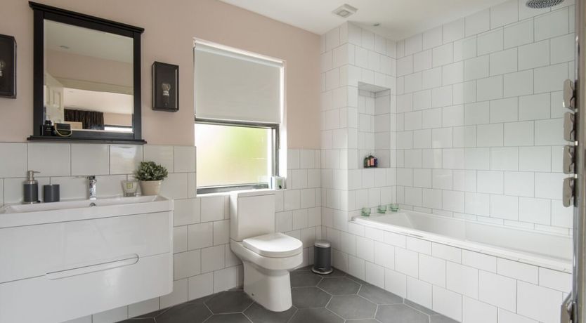 Photo of Tigh Thor - Contemporary home with hot tub!