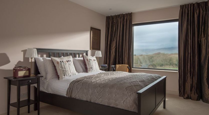 Photo of Tigh Thor - Contemporary home with hot tub!