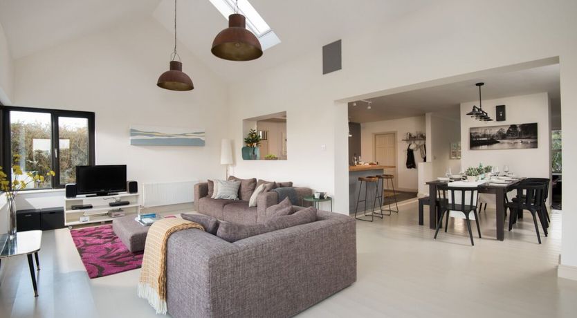 Photo of Tigh Thor - Contemporary home with hot tub!