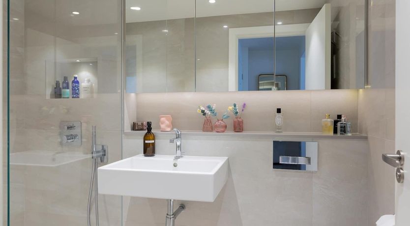 Photo of Eleanor's Cross