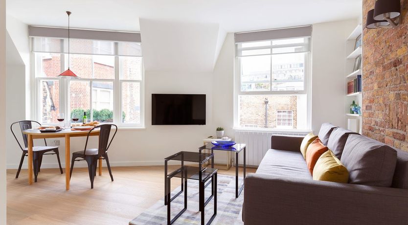 Photo of Eleanor's Cross