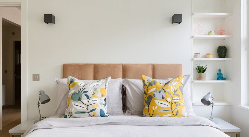 Photo of Eleanor's Cross