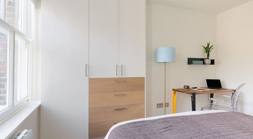 Photo of Eleanor's Cross