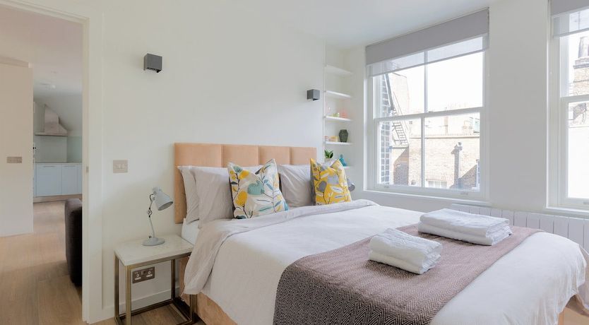 Photo of Eleanor's Cross