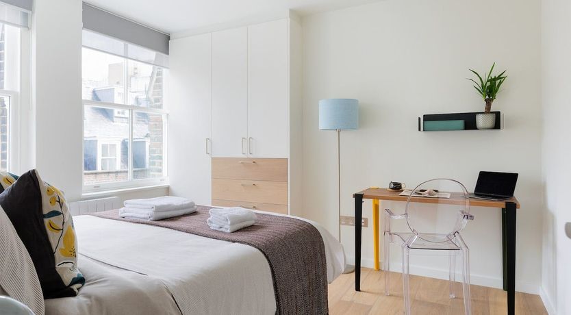 Photo of Eleanor's Cross