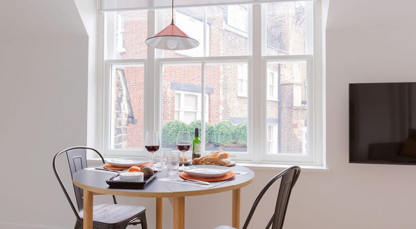 Photo of Eleanor's Cross