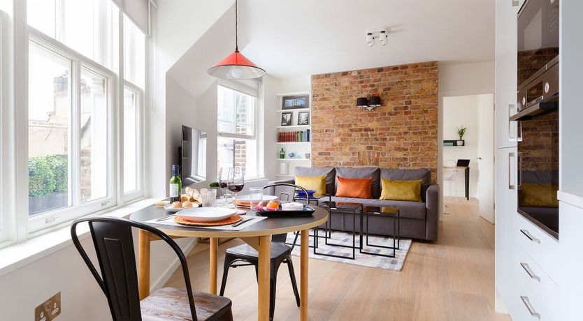 Photo of Eleanor's Cross