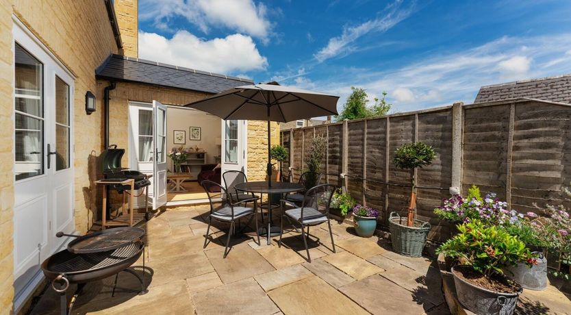 Photo of The Robins & The Roses