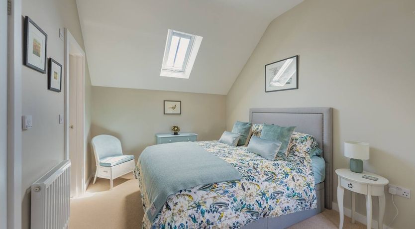 Photo of The Robins & The Roses