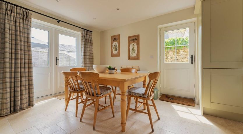 Photo of The Robins & The Roses