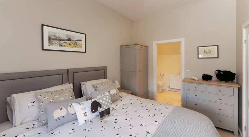 Photo of The Robins & The Roses