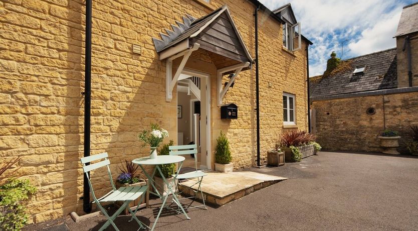 Photo of The Robins & The Roses