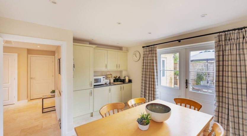 Photo of The Robins & The Roses