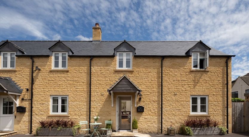 Photo of The Robins & The Roses