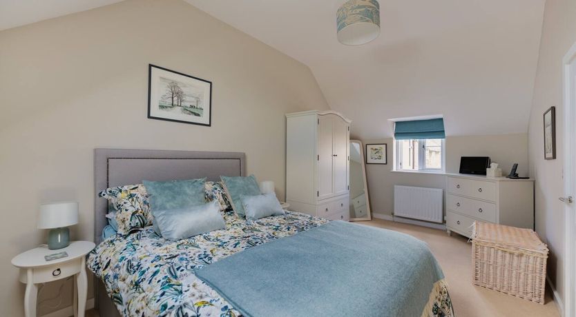 Photo of The Robins & The Roses