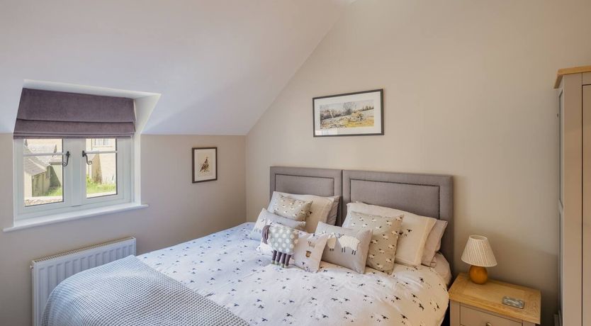 Photo of The Robins & The Roses