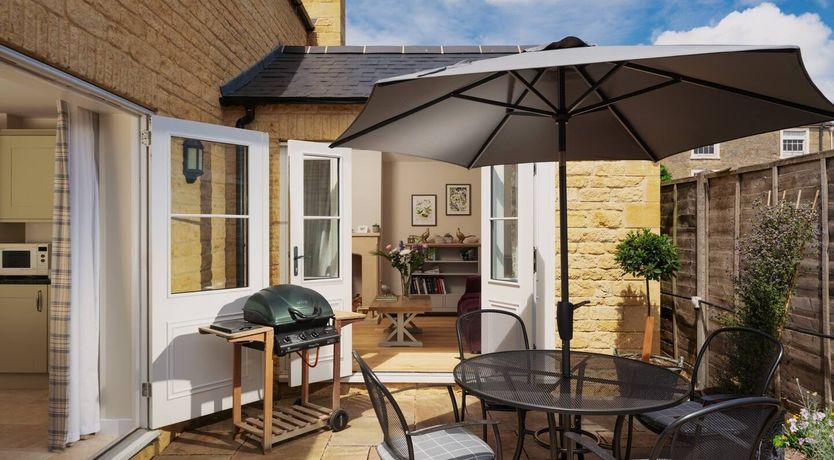 Photo of The Robins & The Roses