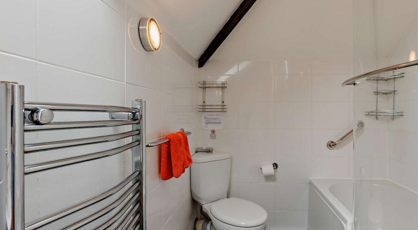 Photo of 2 Bed in Higher Clovelly