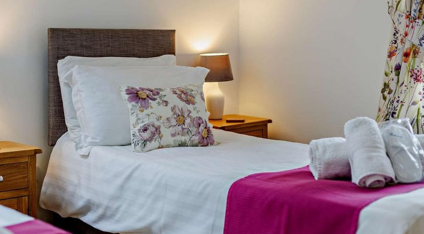 Photo of 2 Bed in Higher Clovelly