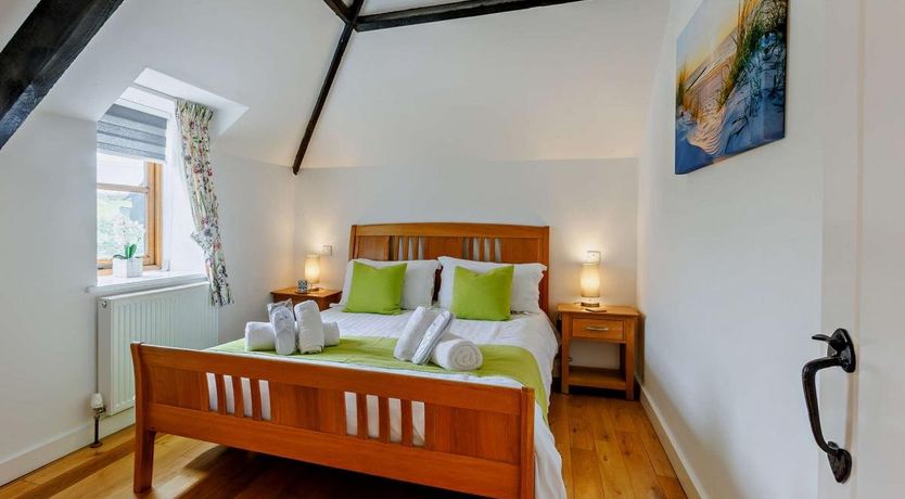 Photo of 2 Bed in Higher Clovelly