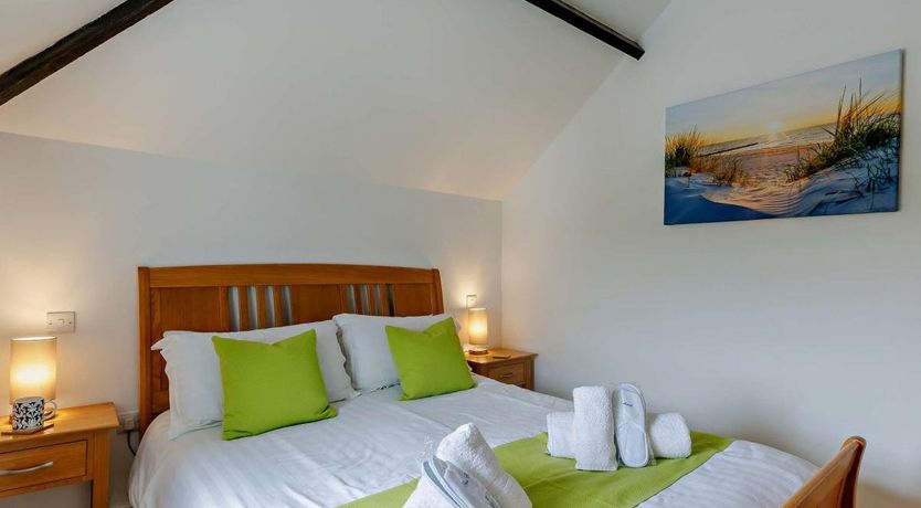 Photo of 2 Bed in Higher Clovelly