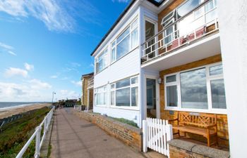 Flat 1 Beach House, 4 East Cliff Holiday Cottage