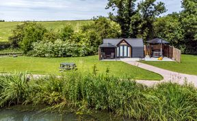 Photo of Acorn Lodge At Bridge Lake Farm & Fishery