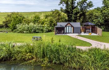 Acorn Lodge At Bridge Lake Farm & Fishery Holiday Cottage