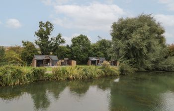 Willow Lodge At Bridge Lake Farm & Fishery Holiday Cottage