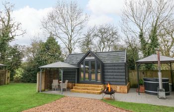 Willow Lodge At Bridge Lake Farm amp; Fishery Holiday Cottage