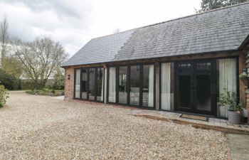 The Courtyard - Hilltop Barn Holiday Cottage